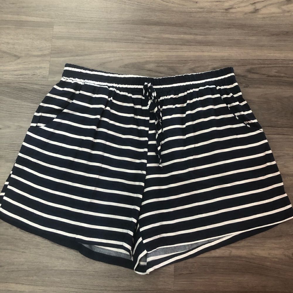 Cute Pull On Shorts EUC